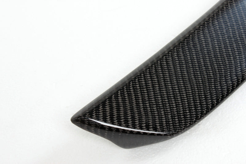 Mercedes-Benz W204 rear trunk spoiler carbon fiber weave detail