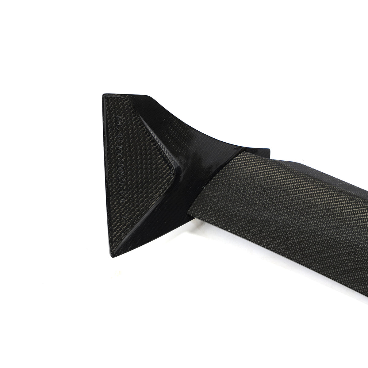 Golf 8 GTI/R carbon fiber rear spoiler end detail