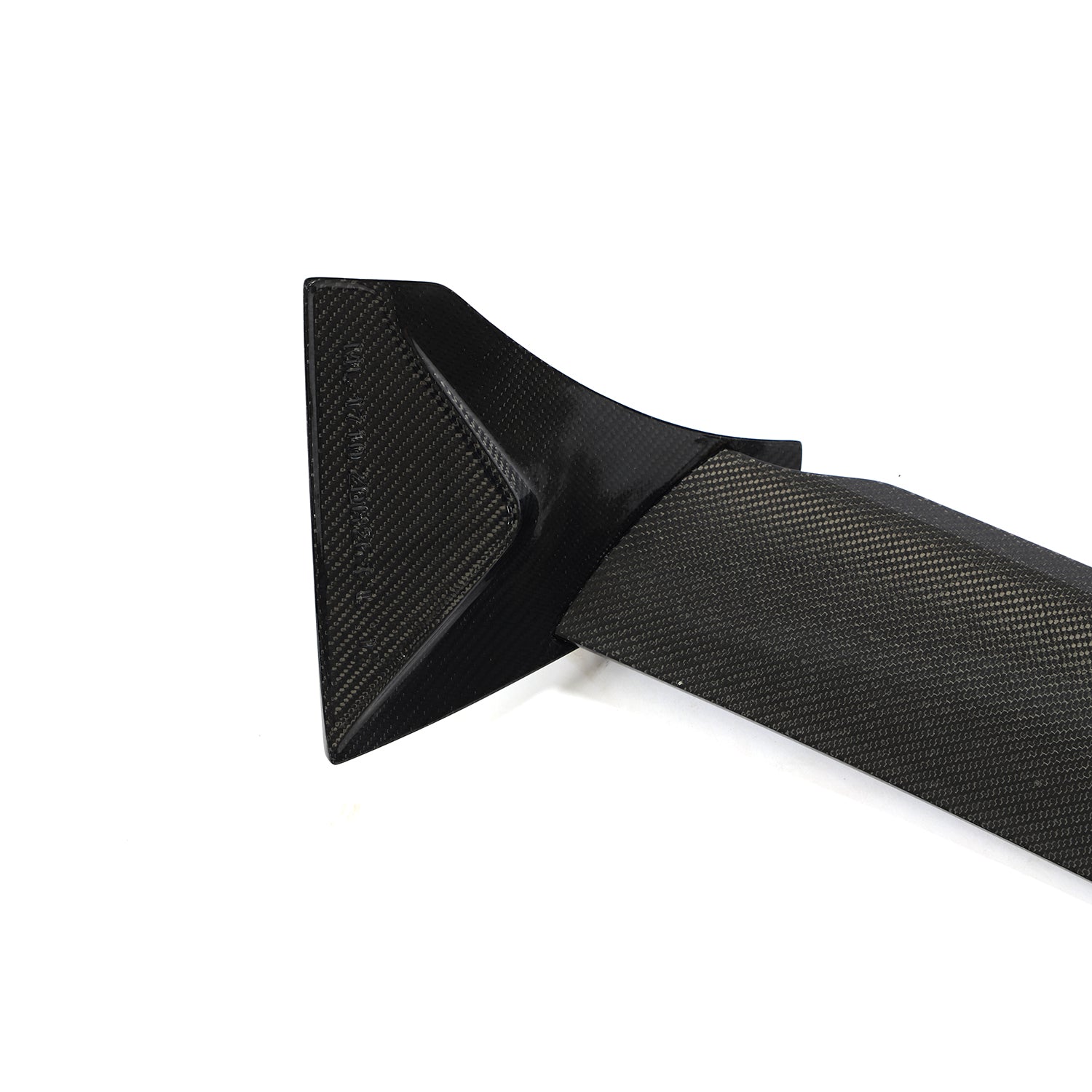 Golf 8 GTI/R carbon fiber rear spoiler end detail